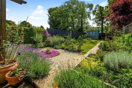 4 bedroom semi-detached house to rent - Photo 5