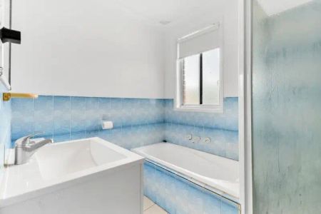 “3 Bedroom home with split system air conditioning and modern kitchen!” - Photo 5