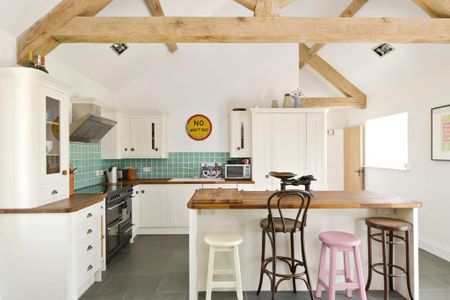 6 bedroom detached house to rent - Photo 4