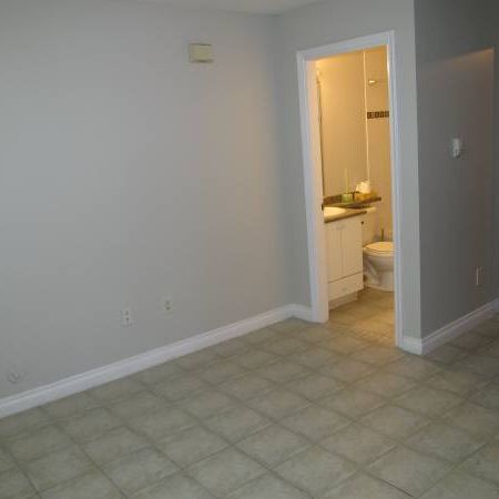 Cozy one bedroom ground level suite - Photo 4