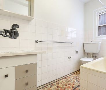 Top-Floor Art Deco home in leafy setting - Photo 4