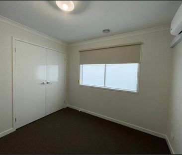 5 Socrates Crescent, Officer VIC 3809 - House For Rent | Domain - Photo 5