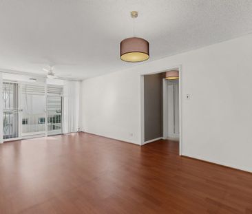 Charming Ascot Lifestyle – 2 Bedrooms + Study - Photo 3