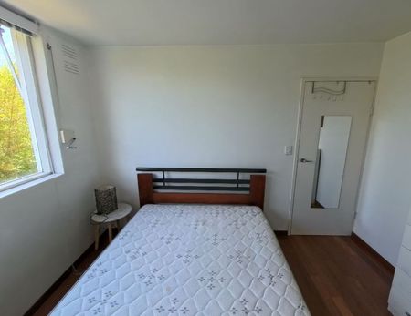 SPACIOUS FURNISHED APARTMENT IN CONVENIENT LOCATION! - Photo 3