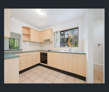 Convenient & Spacious 3-Bedroom Apartment - Photo 1