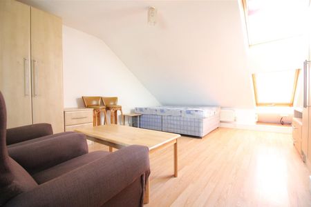 Kingsbridge Crescent, Southall - Photo 3