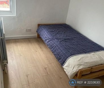 2 bedroom end of terrace house to rent - Photo 3