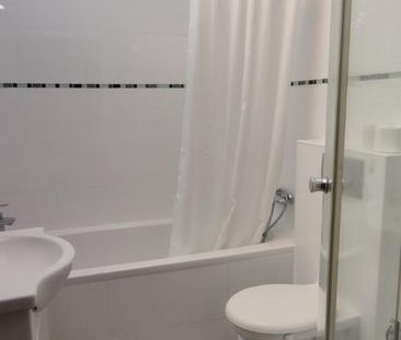 3,5 Zimmer Wohnung, komplett möbliert, direkt an der Haltestelle - Foto 1