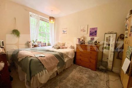 Superbly located, top floor three double bedroomed apartment - Photo 2