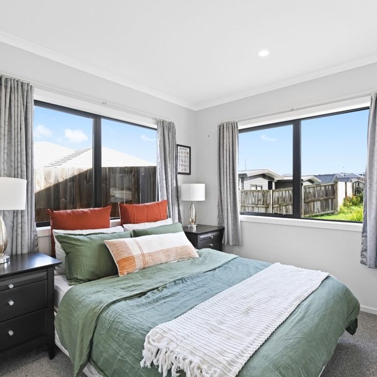 Welcome to this charming two-bedroom, single-bathroom home located in the heart of Huntington, one of the most sought-after rental areas in the region. - Photo 1