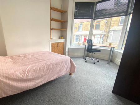 4 bedroom private hall to rent - Photo 3