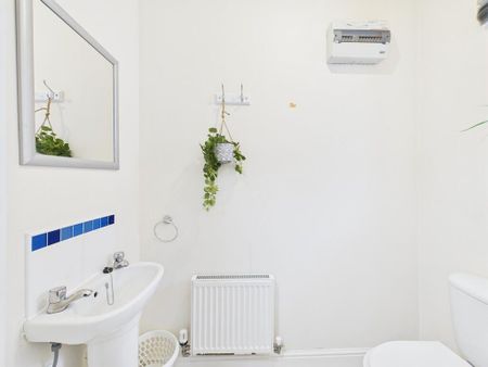 4 bedroom semi-detached house to rent - Photo 4