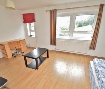 3 bedroom flat to rent - Photo 3