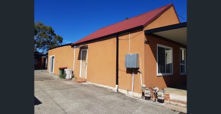 BRIGHT & SUNNY HOME - Photo 3