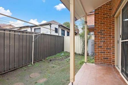 Immaculate 3 bedroom townhouse - Photo 2