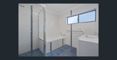 Ground floor duplex with renovated kitchen and fenced yard in central Tweed Heads - Photo 2