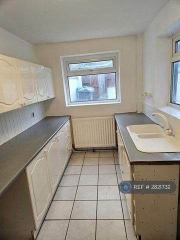 2 bedroom terraced house to rent - Photo 2