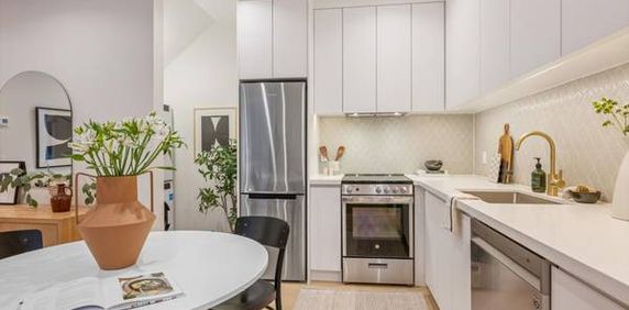 Luxury 2 Bedroom unit near Bloor and Ossington - Photo 2