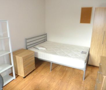 6 bedroom terraced house to rent - Photo 4