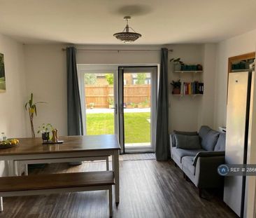 4 bedroom semi-detached house to rent - Photo 2
