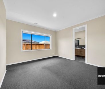 Stunning Family Home in Tarneit with 4 Bedrooms and 2 En-suits clos... - Photo 4