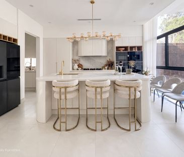 Stunning Near-New Luxury Residence in a Coveted Cul-de-sac - Photo 4