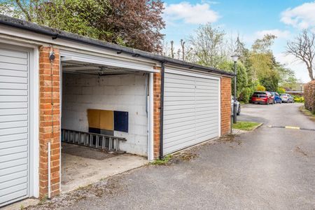 3 bedroom house to rent The Crescent, Pendleton Road, Redhill, Surrey, RH1 - Photo 5