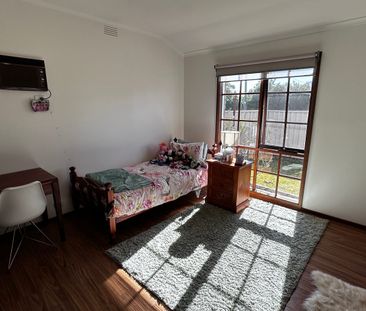 Spacious 3 Bedrooms Plus Study Home in Amazing Location - Photo 5