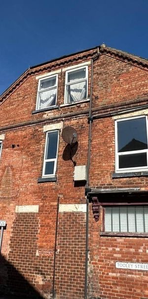 2 bedroom Flat To Let - Photo 1