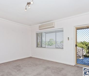 BEAUTIFULLY RENOVATED APARTMENT IN PRIME LOCATION - Photo 2