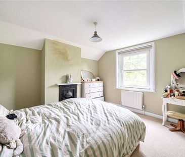 A charming three bedroom cottage on the Hamptworth Estate set withi... - Photo 3