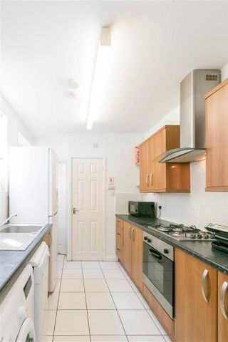 3 bedroom flat to rent - Photo 5