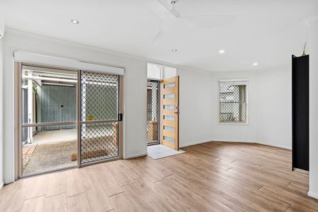 Stunning Two-Bedroom Villa with City Views in a Quiet Complex - Photo 2