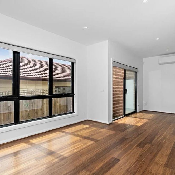 3 bedroom townhouse - modern living in Pascoe Vale! - Photo 1