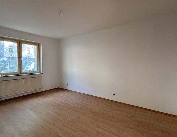 Großzügige 5-Raum-Wohnung mit Balkon & neuer Einbauküche in Halberstadt - Foto 1