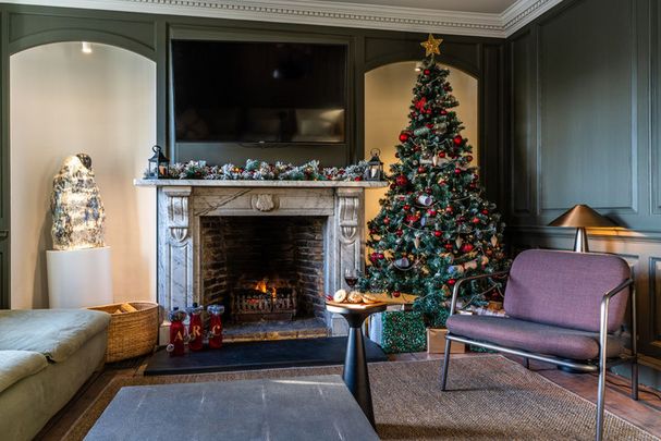 Manor House - Photo 1