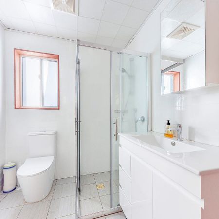 Charming One-Bedroom Granny Flat in Quiet, Convenient Location - Photo 3