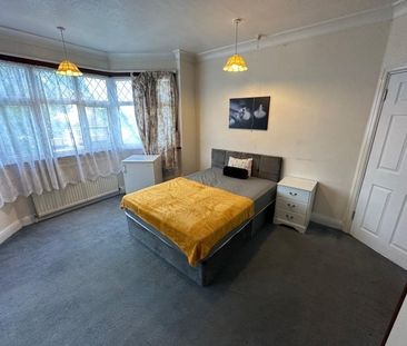 Room in a Shared House, Kingsmere Park, NW9 - Photo 2