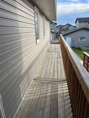 Evergreen - 3 Bedroom/2 Bathroom Upper - 507 Evergreen Blvd - Photo 1