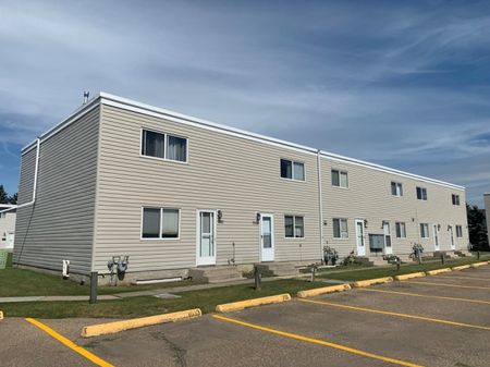 AMAZING LOCATION! 2 BEDROOM TOWNHOUSE! MAINTENANCE FREE! - Photo 2