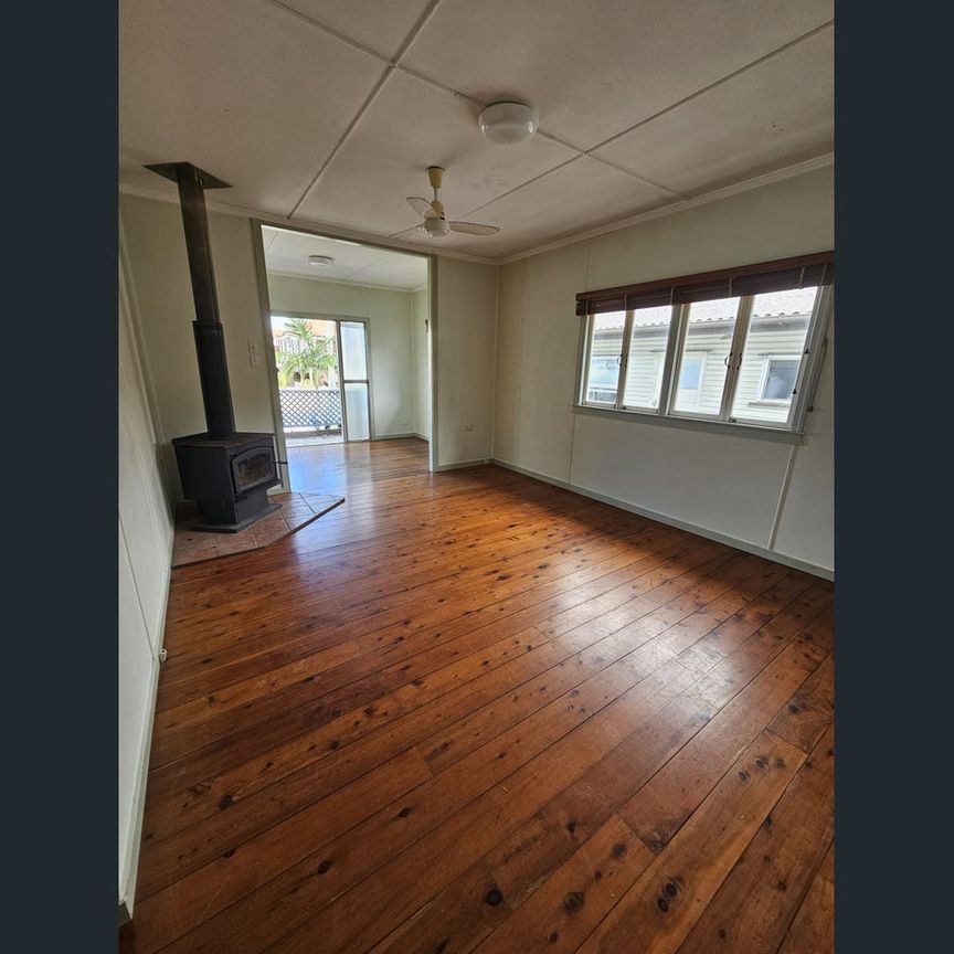 Charming Classic Cottage - 2 Bed | 1 Bath | Massive Garage/Shed | Walk to Waterfront - Photo 1