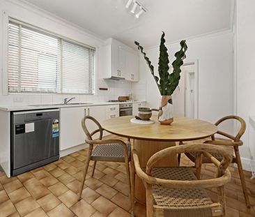 Edwardian Charm in Prime Balaclava Cul-de-Sac - Photo 3