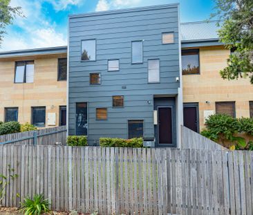 Spacious & Stylish Townhouse Living in Prime Ivanhoe - Photo 2