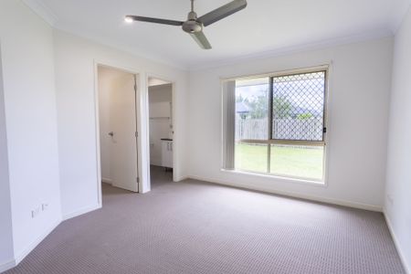 Lovely Family Home In Central Coomera - Photo 3