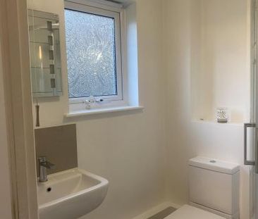 En-suite double with own parking space - Photo 1