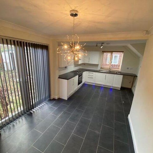3 bedroom end of terrace house to rent - Photo 1