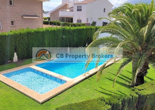 APARTMENT IN URBANIZATION WITH POOL AND PARKING
Rental apartment for long stays of at least one year.
Located in the Jardines de Alfaz urbanization, a very quiet area
close to schools and all the services of Alfaz Del Pi