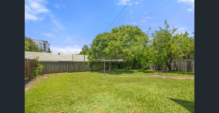 Spacious Family Living in the Heart of Carindale - Photo 4