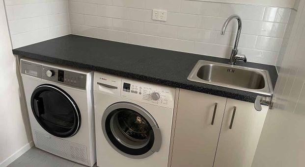 Move In, Chill Out — Ensuite Room Ready! - Photo 1