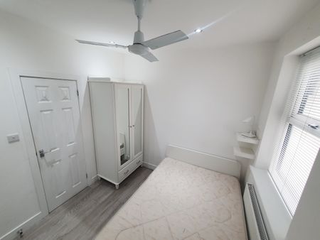 2 Bed Flat, Woolwich Road, SE7 - Photo 4